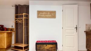 una habitación con una pared blanca y un cartel en la pared en LE CHÊNE - Studio Provençal à Mougins - AC - Wifi - Parking Gratuit -, en Mougins 10 fotos más
