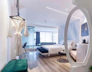 a bedroom with a large bed and a mirror at Chongqing Nanqing·World Time Hotel in Nan'an