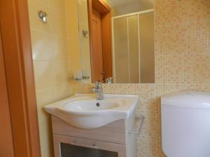 Koupelna v ubytování Apartments Dvor + 28 fotografií