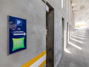 a sign on the side of a building at ibis Styles Chaves in Chaves