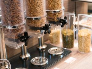 Un mostrador con cuatro frascos de cereales y otros alimentos. en Villa Fontaine Tokyo Hibiya, en Tokio