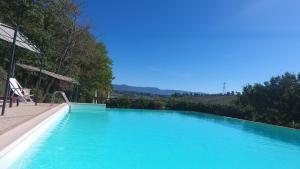 ein großes blaues Schwimmbecken mit Wasserrutsche in der Unterkunft La Fratta in Barberino di Mugello + 5 Fotos