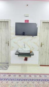TV a/nebo společenská místnost v ubytování Gokul Niwas Udaipur Home Stay