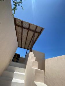 Brisas de ZicatelaにあるCondominios Punta Morelosの木造屋根の建物に続く階段