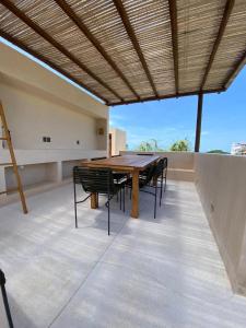 Brisas de ZicatelaにあるCondominios Punta Morelosの屋上のパティオ(テーブル、椅子付)