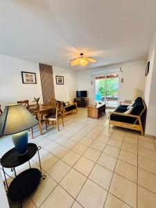a living room with a couch and a table at Le Cersois,proche Canal du Midi et de la Mer, environnement paisible et parking privé in Cers
