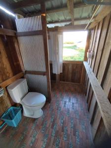a bathroom with a toilet in a wooden cabin at มองนาภูคาน่านโฮมสเตย์ in Ban Thon (1)