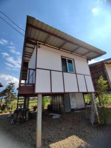 a house with a balcony on top of it at มองนาภูคาน่านโฮมสเตย์ in Ban Thon (1)