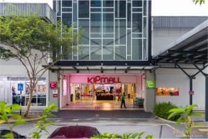 eine Person, die in einem koreanischen Laden in einer Stadt eingeht in der Unterkunft KIP Core Soho Suite by Five Senses in Sepang + 15 Fotos