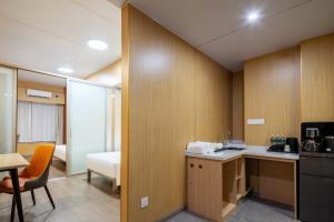 泰安市にあるWonderful Beginningのホテルルーム(キッチン、ベッドルーム付) +44枚の写真