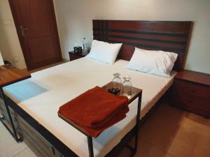 Una cama o camas en una habitación de The Warmer Apartment Islamabad