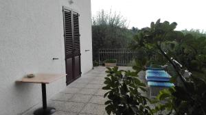 a room with a table and a door and a pool at B&B RIPALTA in Sogliano al Rubicone