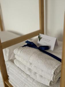 a stack of towels on a shelf with a note at Victrix Homes in León