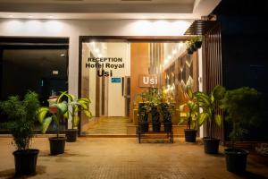ダポリにあるHotel Royal Usiの鉢植えが置かれたホテルロビーの入り口