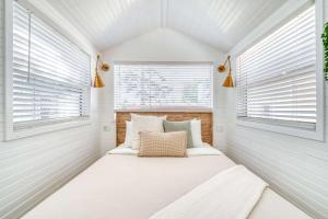 Ένα ή περισσότερα κρεβάτια σε δωμάτιο στο Stay Portland - Teal & Terrazzo Bright Portland Tiny Home