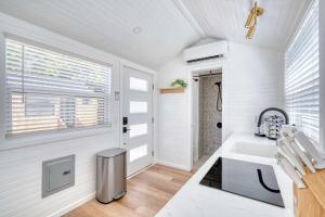 Η κουζίνα ή μικρή κουζίνα στο Stay Portland - Teal & Terrazzo Bright Portland Tiny Home +5 φωτογραφίες