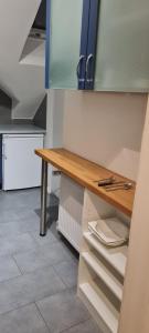 バート・ホンブルク・フォア・デア・ヘーエにあるMöblierte Souterrainwohnung mit 2 Schlafzimmern und Gartenの部屋にある木製のテーブルのあるキッチン