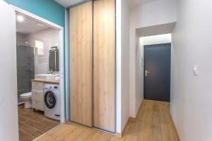 ein Badezimmer mit einer Waschmaschine, einer Waschmaschine und einem Trockner in der Unterkunft Appartement 2 chambres au coeur de Chambery in Chambéry + 9 Fotos