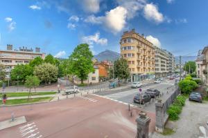 eine Stadtstraße mit auf der Straße geparkt in der Unterkunft Appartement 2 chambres au coeur de Chambery in Chambéry