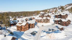 Una vista aérea de un complejo turístico en la nieve. en Rauland Feriesenter, en Rauland