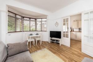 Μια τηλεόραση ή/και κέντρο ψυχαγωγίας στο Beautiful 2 Bedroom Flat on Street Lane