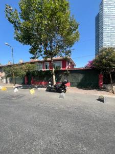 een motorfiets geparkeerd op een parkeerplaats naast een huis bij Şişli Suites - Room42 in Istanbul