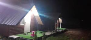 a small house with a light on the side of it at มองนาภูคาน่านโฮมสเตย์ in Ban Thon (1)