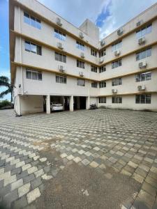 Το κτήριο όπου στεγάζεται  το ξενοδοχείο διαμερισμάτων