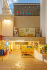 Un hotel con un cartel de hotel en el medio de un edificio. en Trung Bảo Hotel, en Ho Chi Minh