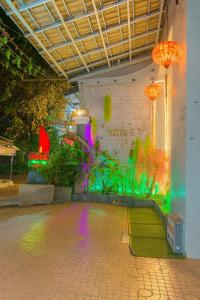 Una habitación con luces de colores en el costado de un edificio. en Trung Bảo Hotel, en Ho Chi Minh