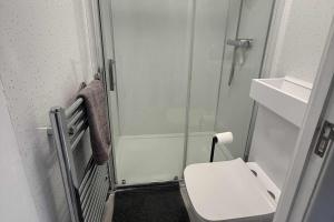 Koupelna v ubytování 1 Bed Sleeps 2 with Private Garden