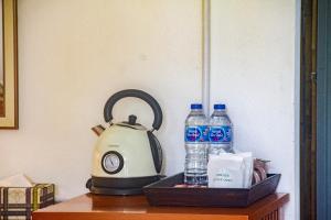 Ko Lanta YaiにあるLe Panpurie Koh Lanta Resortのティーポット、テーブルの上にボトル入り飲料水2本 +43枚の写真