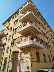 un edificio con balconi sui lati di camera d'or a Bologna