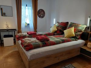 eine Couch mit Kissen darauf in einem Wohnzimmer in der Unterkunft Merziger Fußgängerzone in Merzig