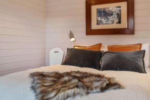 Un dormitorio con una cama con una manta de piel. en Fagerasen 208 by Vacation Trysil, en Mælem