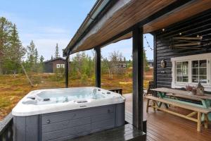 un jacuzzi en la terraza de una casa en Fagerasen 208 by Vacation Trysil, en Mælem
