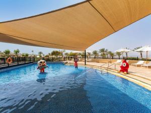 Piscina de la sau aproape de Mövenpick Resort & Spa Tala Bay Aqaba