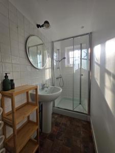 Ένα μπάνιο στο Rénovation de charme, nature, étang, authenticité