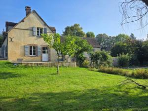 Κήπος έξω από το Rénovation de charme, nature, étang, authenticité