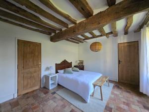 Ένα ή περισσότερα κρεβάτια σε δωμάτιο στο Rénovation de charme, nature, étang, authenticité