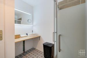 ein Badezimmer mit Waschbecken und Spiegel in der Unterkunft La Familial - 6V - Parking - Jardin - Bureau in Montbazon + 16 Fotos