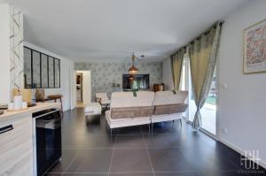 ein Wohnzimmer mit Sofa und Tisch in der Unterkunft La Familial - 6V - Parking - Jardin - Bureau in Montbazon