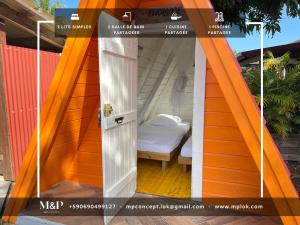 Saint-LouisにあるDomaine de Meilly - Joya Services - Bungalows Vue mer & Piscine partagéeの家の中のベッドへの開いたドア