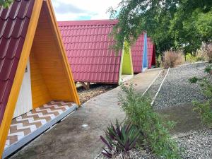 Saint-LouisにあるDomaine de Meilly - Joya Services - Bungalows Vue mer & Piscine partagéeの家の上に並ぶ色とりどりの小屋 +98枚の写真