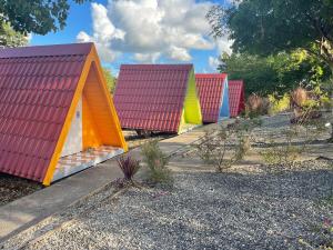 eine Reihe bunter Häuser in Folge in der Unterkunft Domaine de Meilly - Joya Services - Bungalows Vue mer & Piscine partagée in Saint-Louis + 116 Fotos