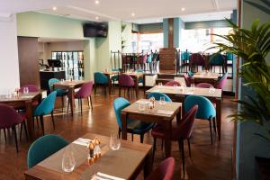 a restaurant with wooden tables and chairs and tablesktop at Thistle Trafalgar - Leicester Square in London