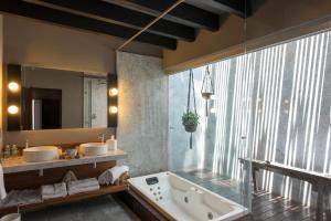 Koupelna v ubytování Dos Casas Hotel & Spa + 37 fotografií