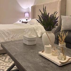 a coffee table with flowers in a bedroom at الزعفران in Amman