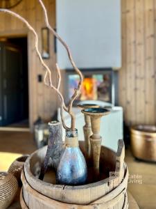 drie vazen in een pot op een tafel bij Modern cabin with panoramic view, sauna and fire pit in Espedalen +37 foto's