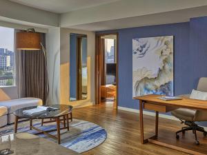 een woonkamer met een bank en een tafel bij Novotel Suites Manila at Acqua in Manilla
